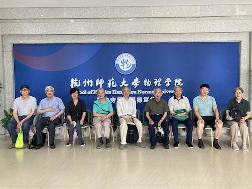 退休教师参观熊猫体育
