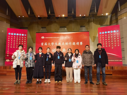 图一 赛事获奖同学与熊猫体育
评委合影
